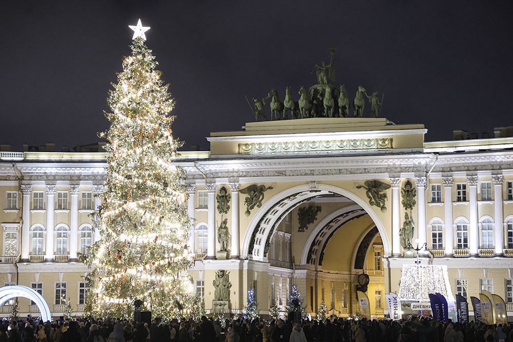 елка на Дворцовой площади в Санкт-Петербурге.