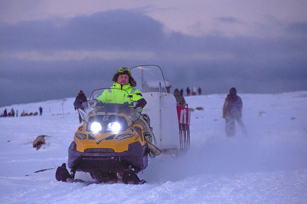люди на снегоходе