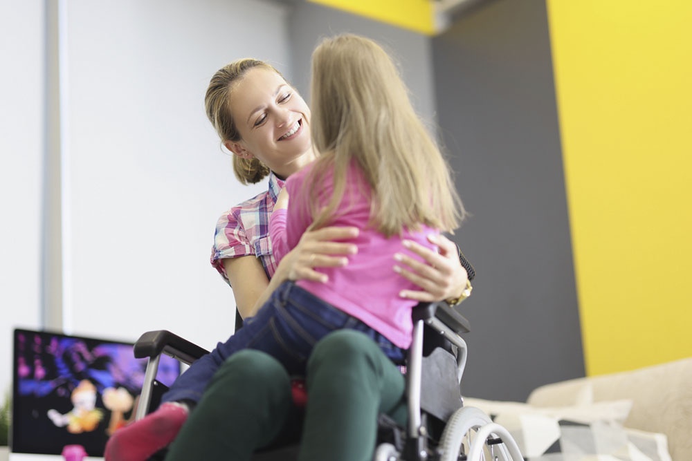 Мама и девочка на инвалидной коляске