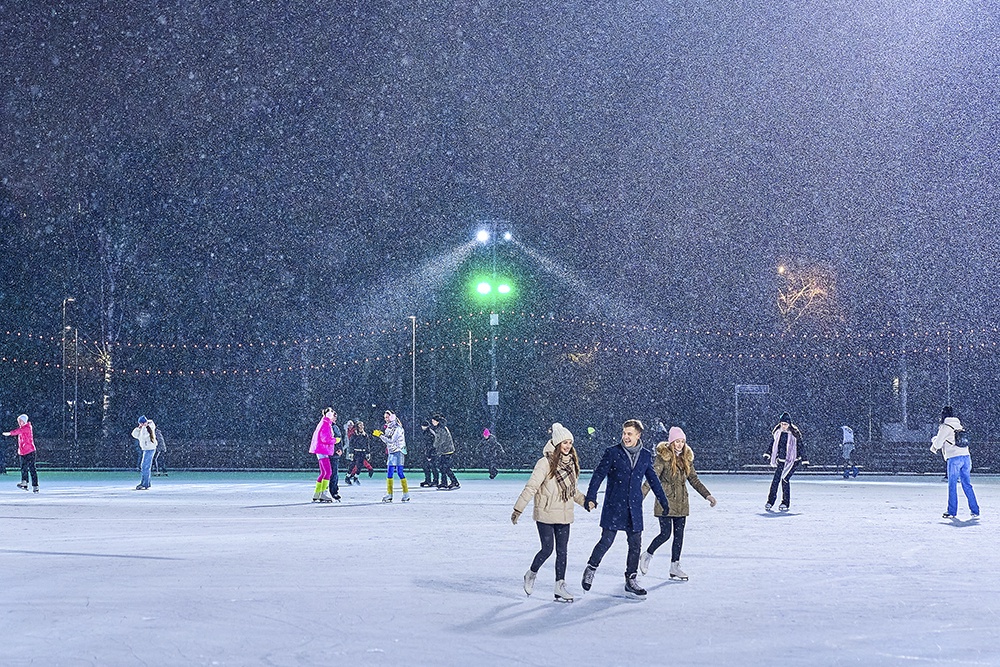 люди на катке зимой