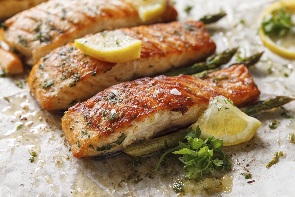 рыба обжаренная с овощами и приправами