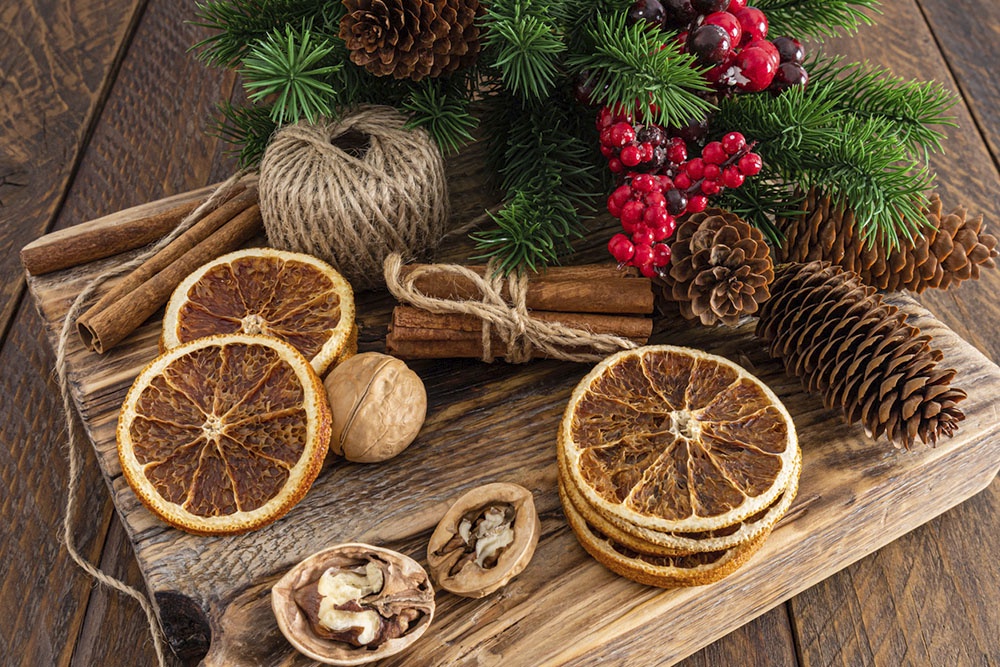 гирлянда из природных материалов (шишки, веточки, сухие дольки цитрусов)