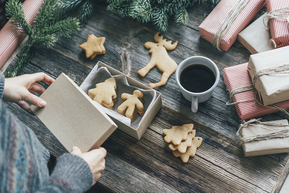 человек упаковывает печенье которое испек сам