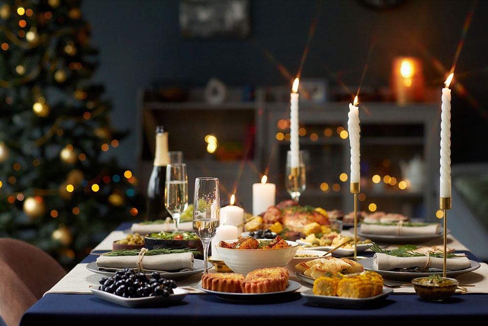 новогодний стол декорированный  с новогодними блюдами и напитками
