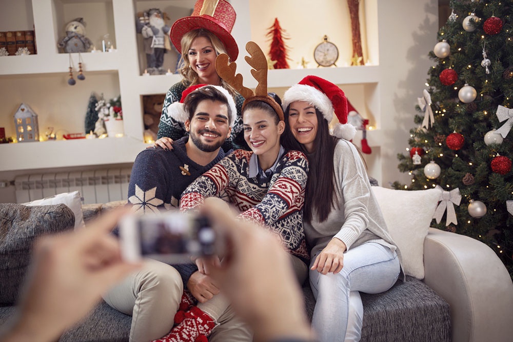 веселая компания встречает новый год