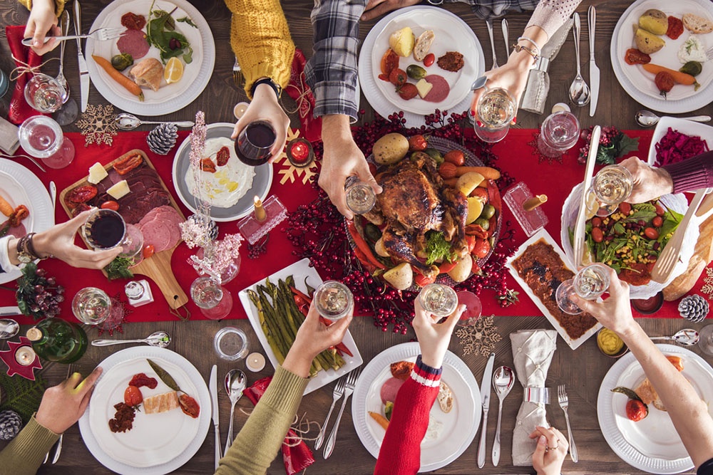 Люди празднуют за новогодним столом