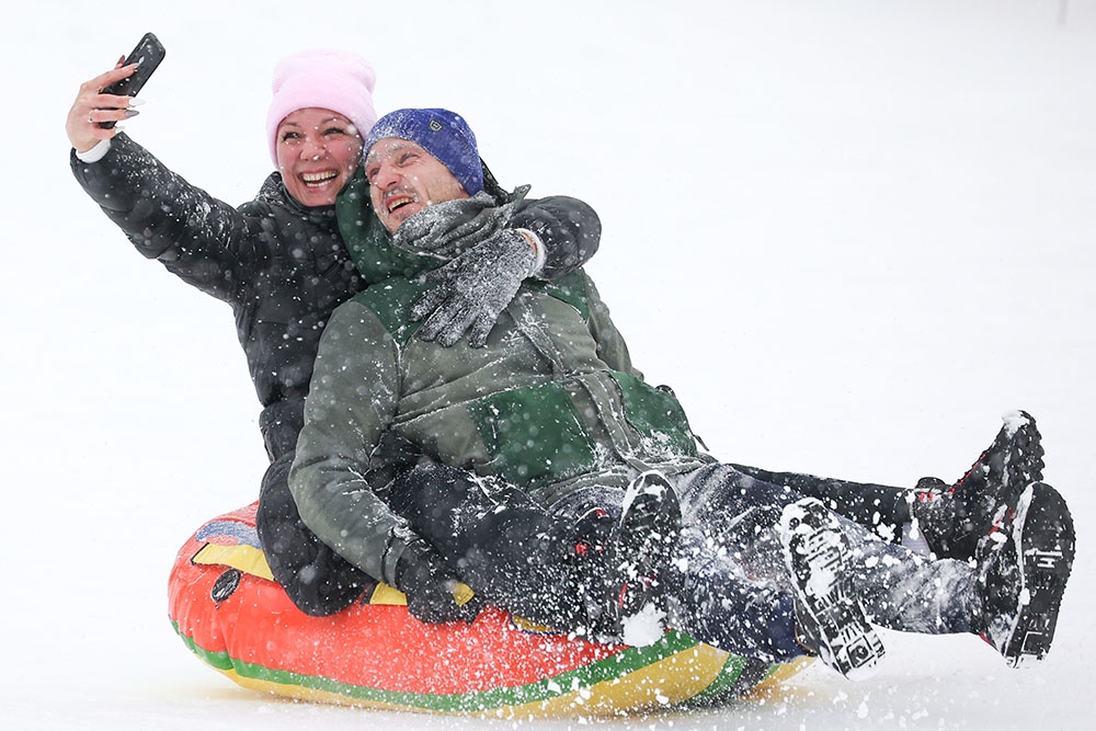 Люди катаются на тюбинге