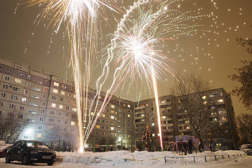 запускают салют во дворе дома
