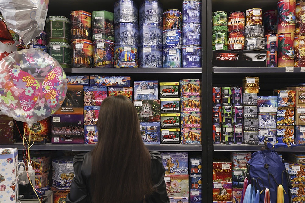 девочка выбирает фейрверк