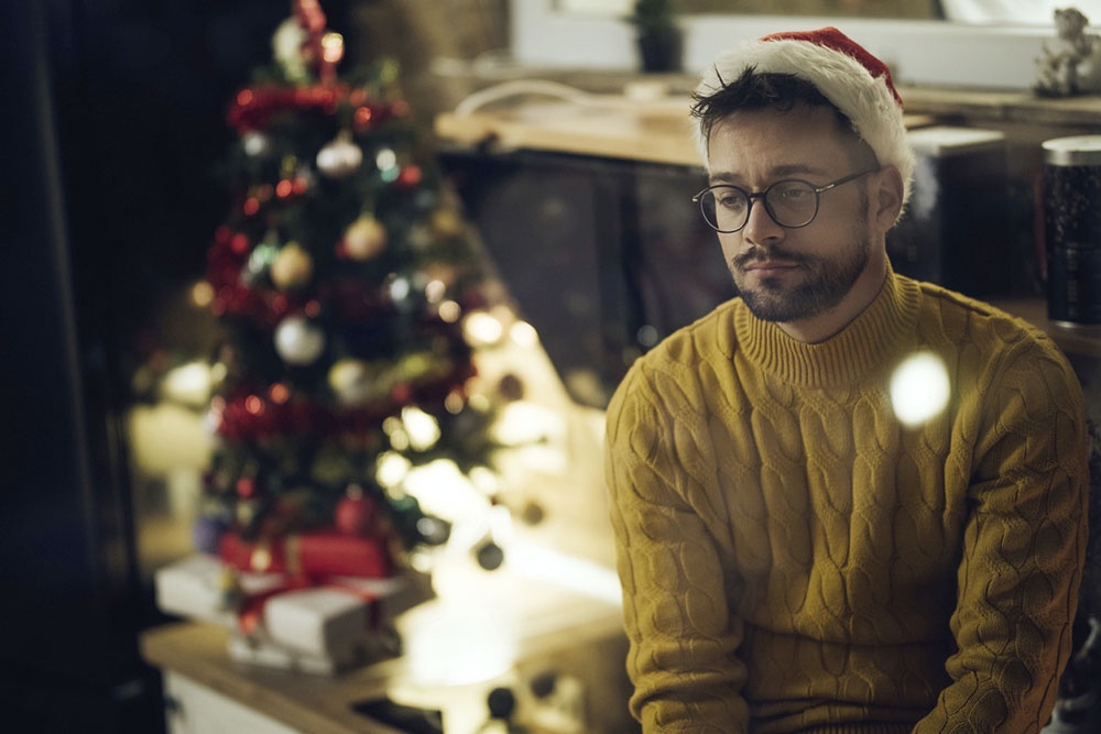 молодой человек грустит