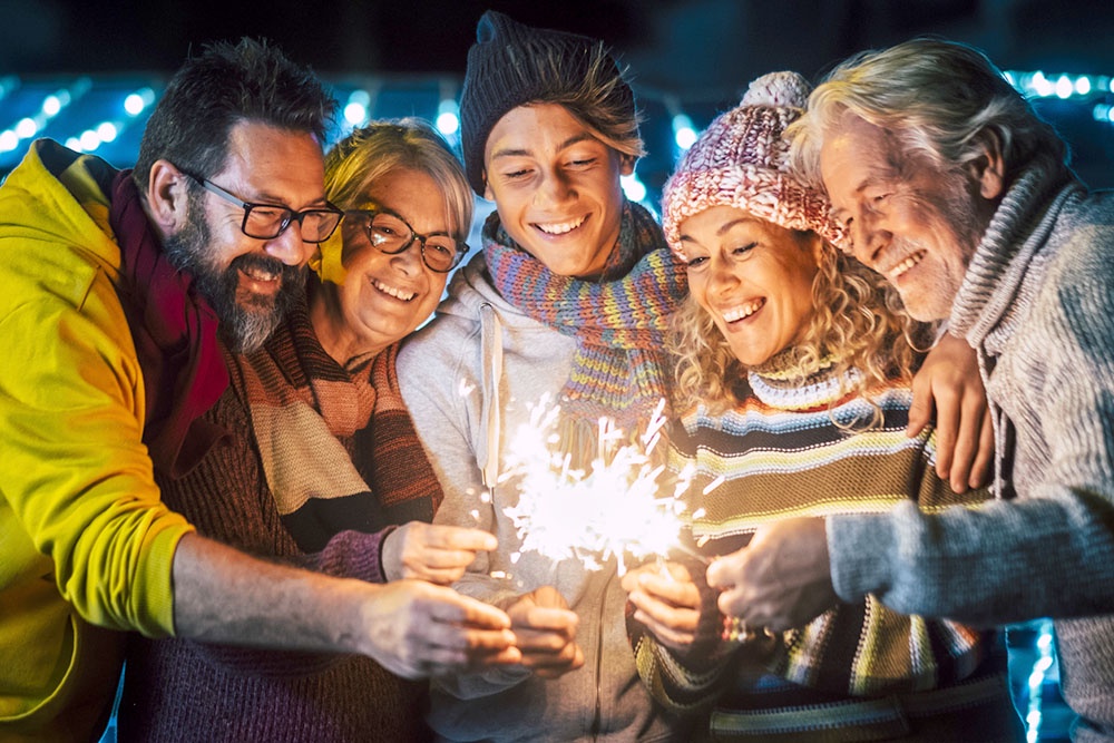 компания друзей с бенгальскими огнями