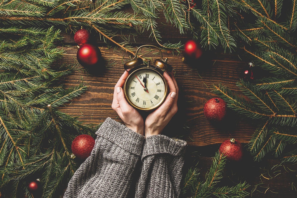 девушка держит в руках часы