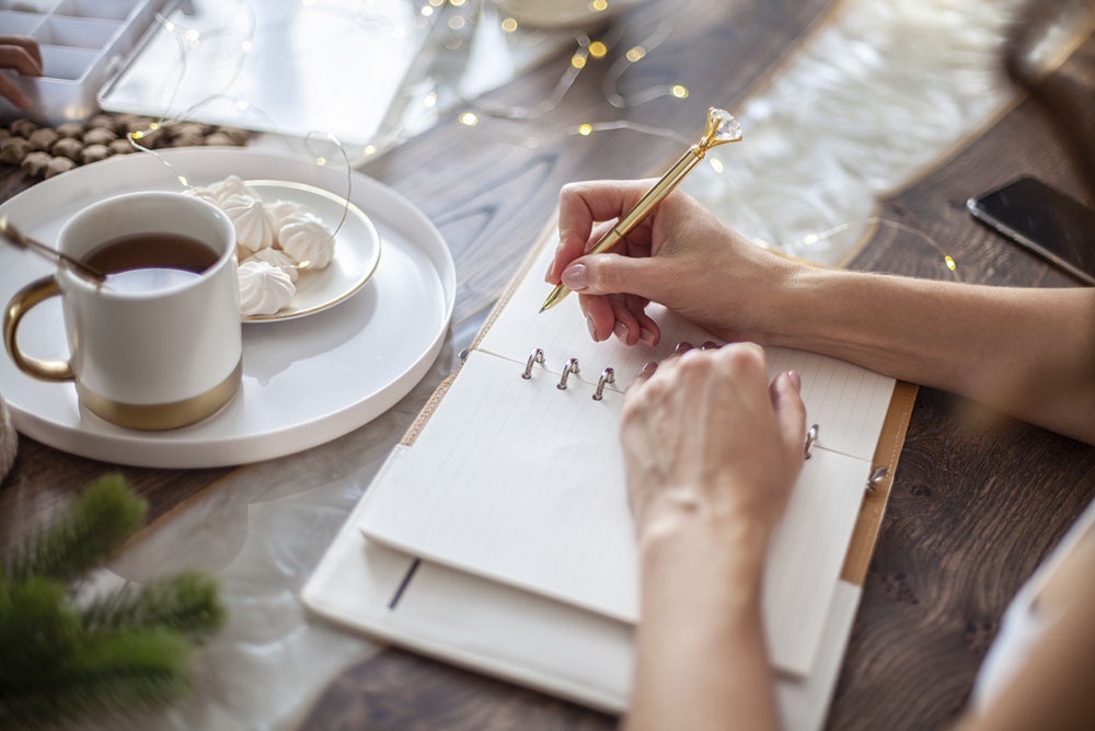 девушка пишет в блокнот