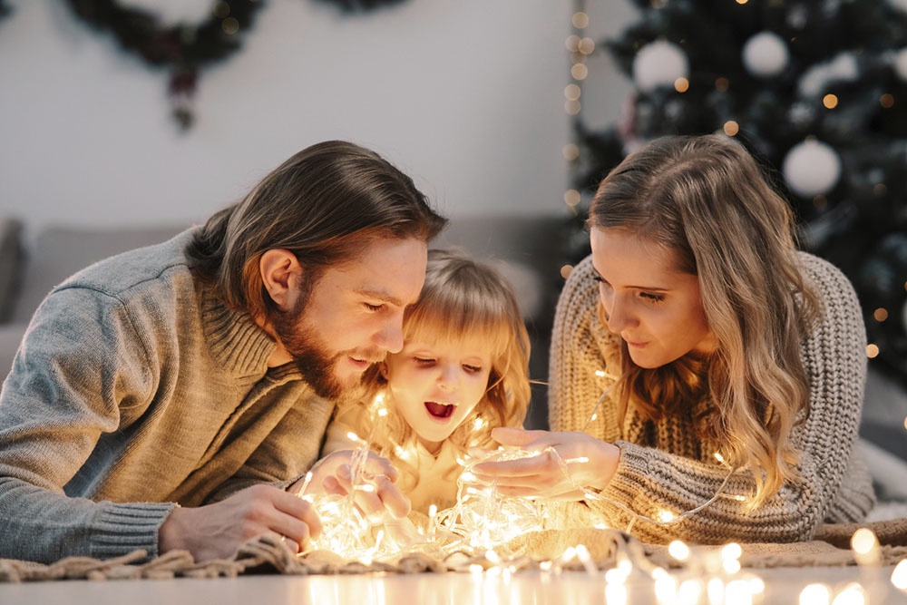 семья загадывает желание на новый год