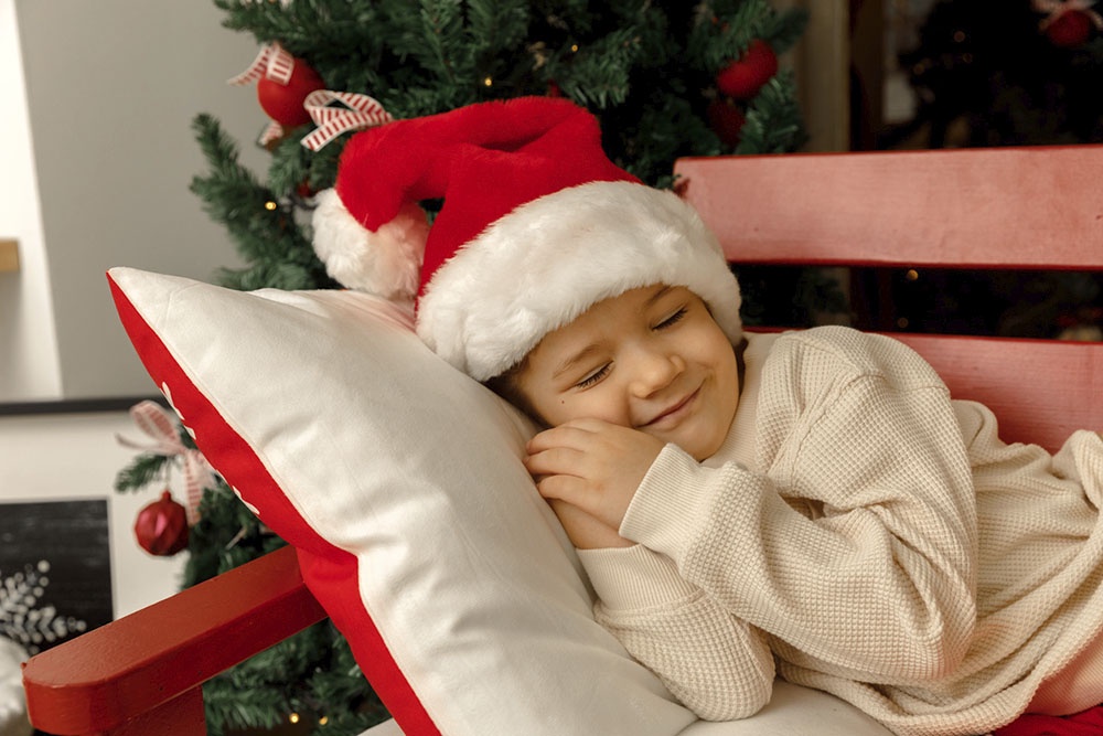 ребенок спит на диване