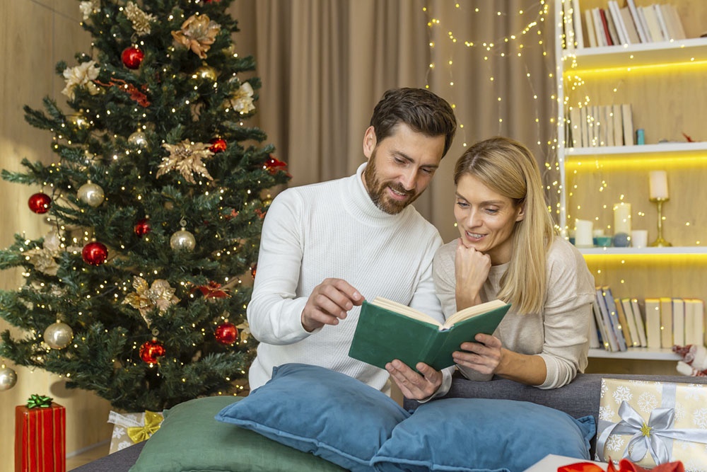 супружеская пара читает книгу