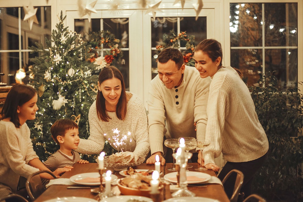 семья за новогодним столом