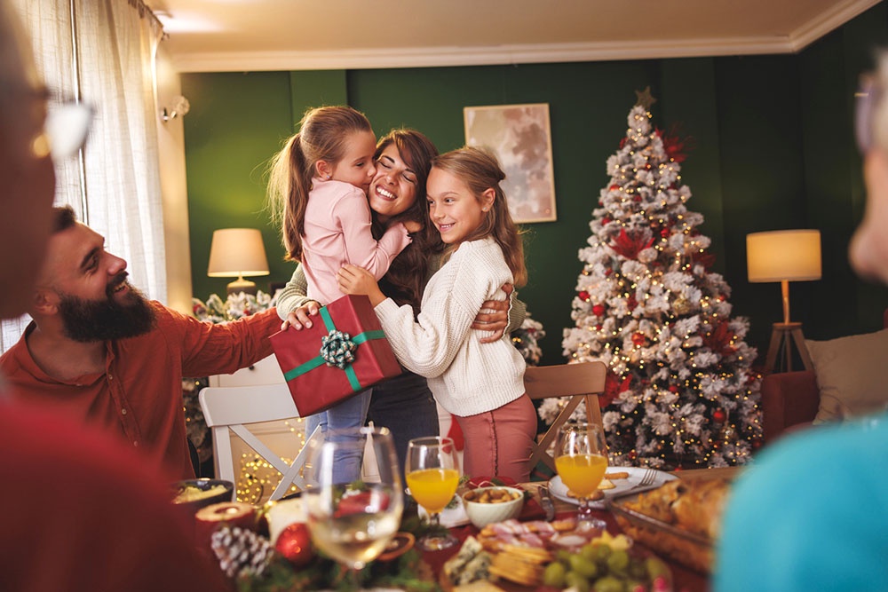семья обменивается подарками