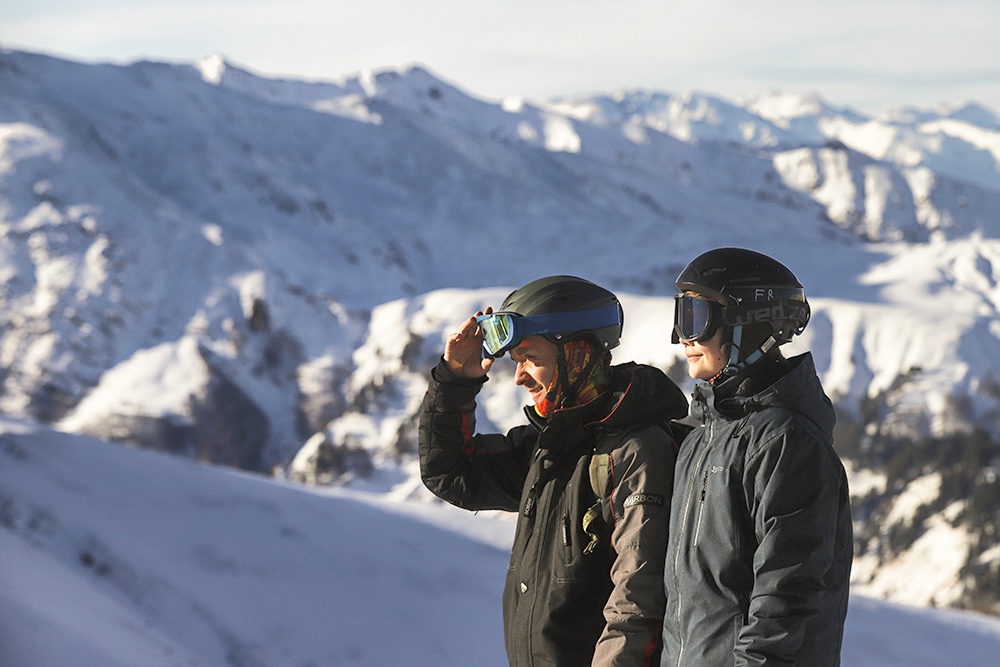 Отдыхающие на северном склоне горнолыжного курорта "Архыз" в Карачаево-Черкесии.