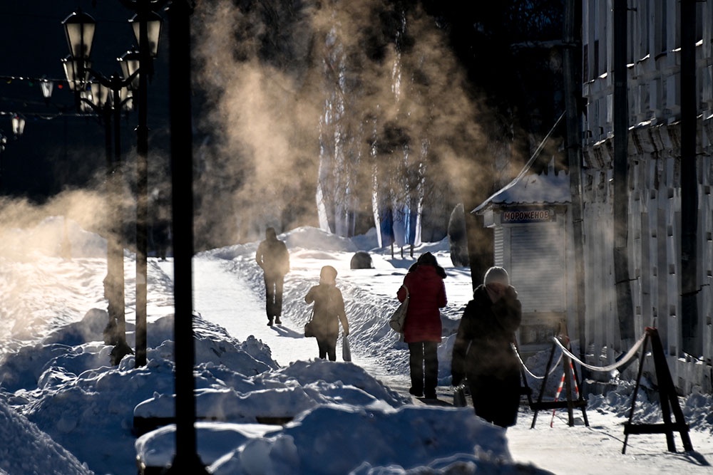 Люди идут по зимней улице в Великом Устюге