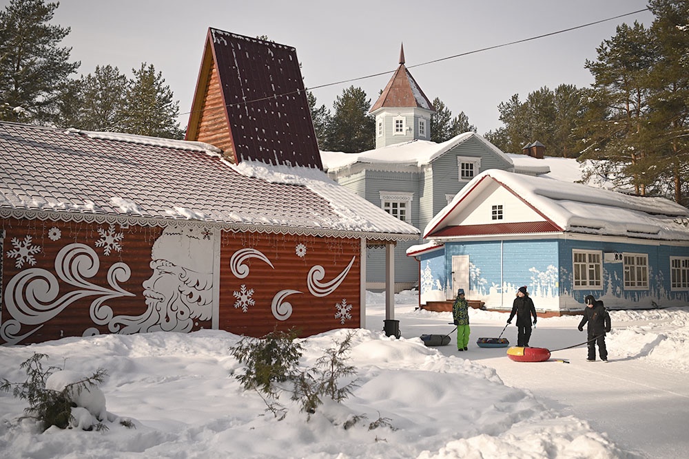 домики и корпуса  на территории вотчины Деда Мороза