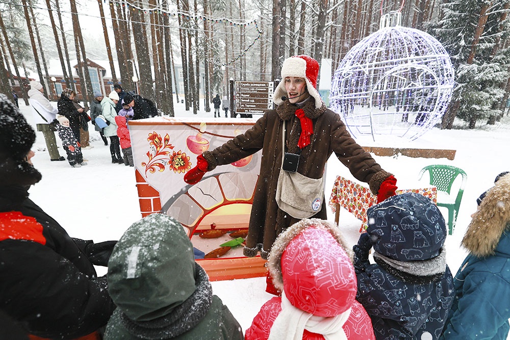 Дети на прогулке по вотчине еда Мороза.