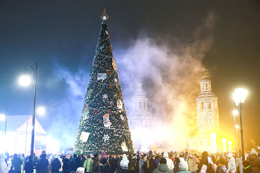 Новогодняя елка во время празднования дня рождения Деда Мороза на площади Ленина