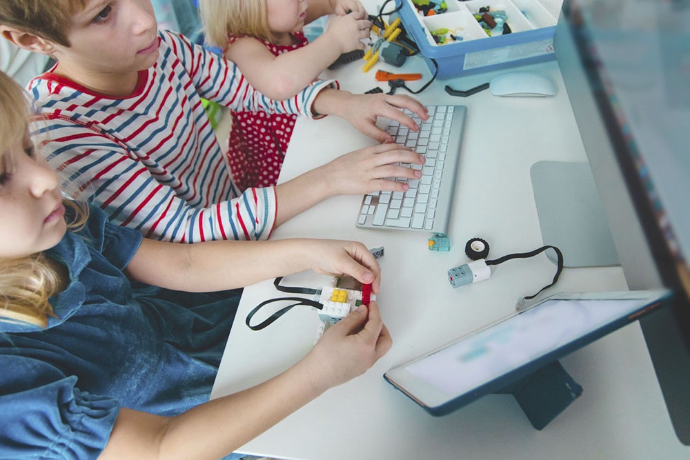 Дети собирают конструктор