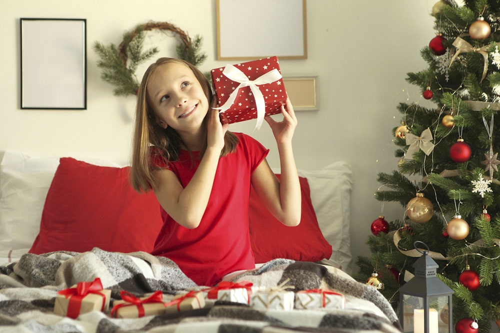 Девочка распаковывает подарок