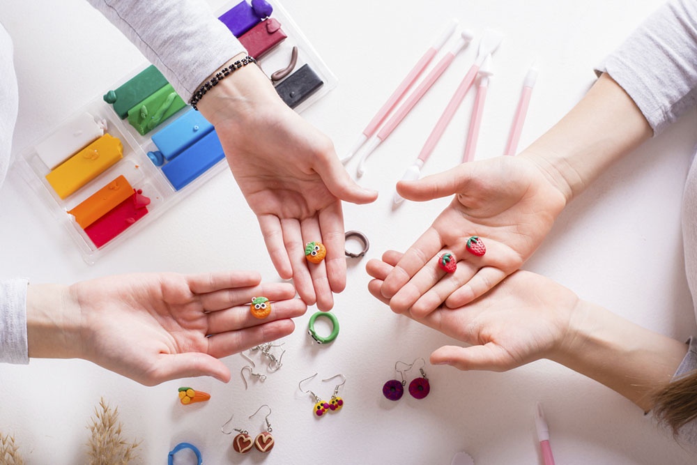 Дети лепят украшения из полимерной школы