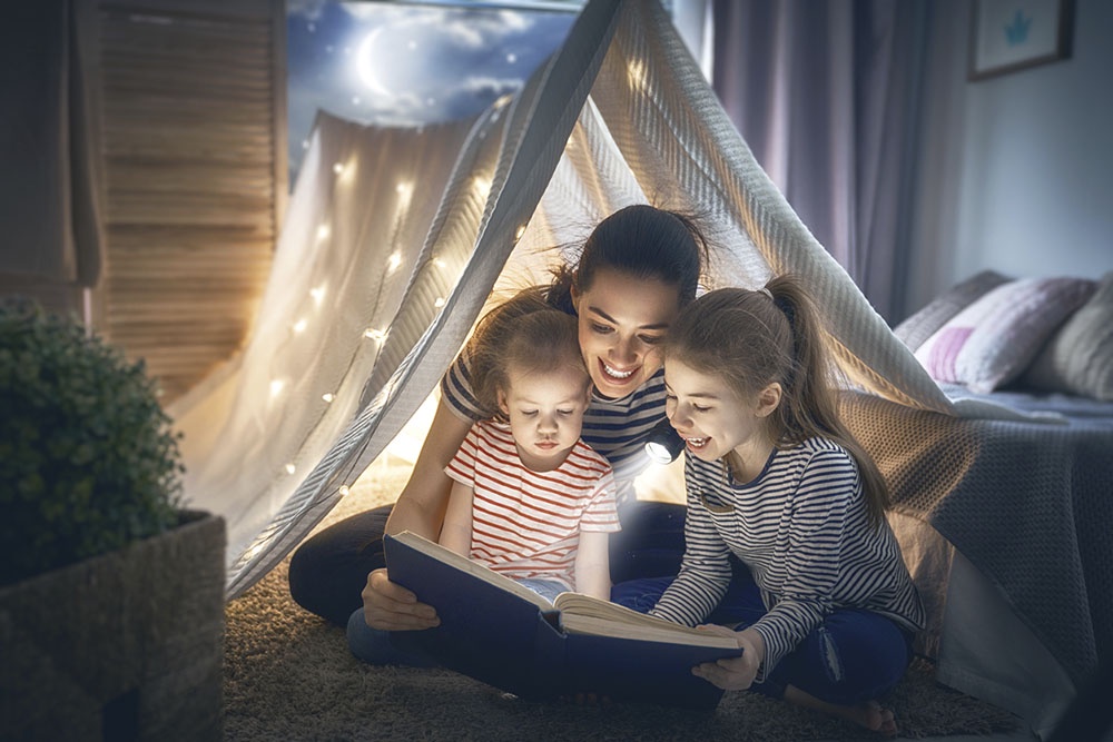 Мама с детьми читает книгу