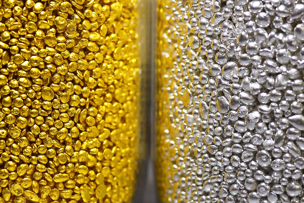 Золотые и серебряные шарики неправильной формы.