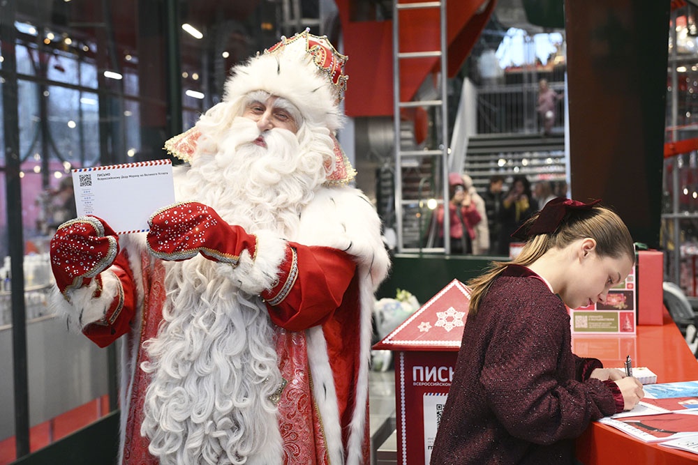 девочка пишет письмо Деду Морозу