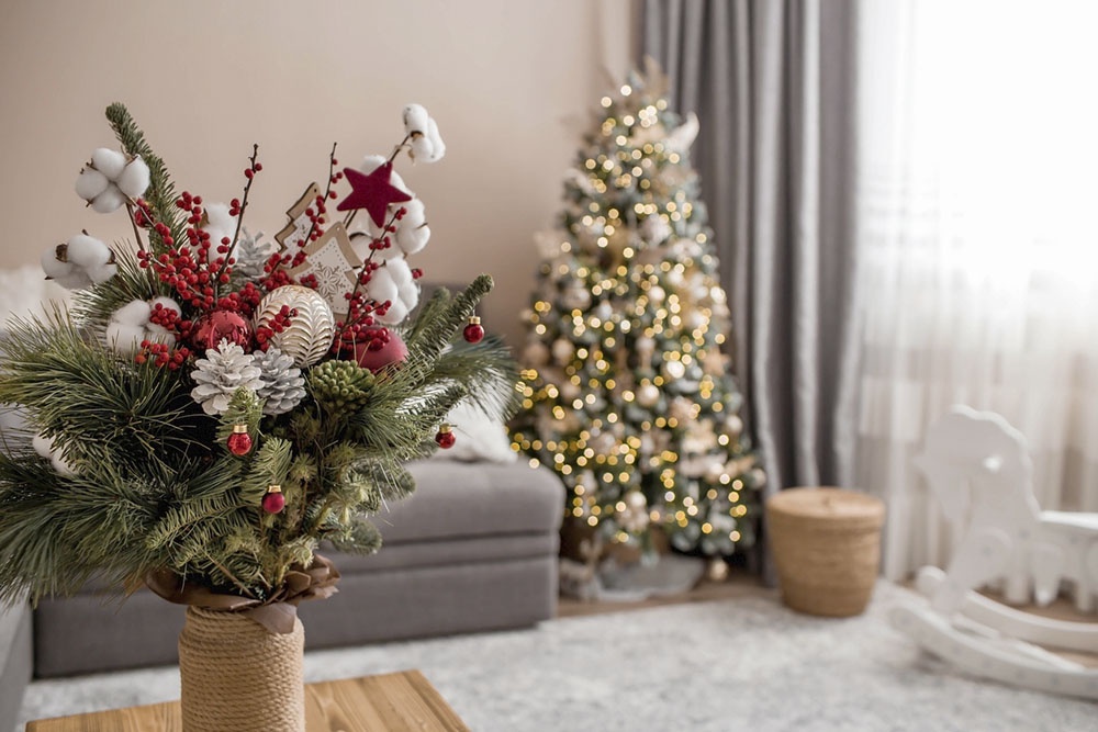 дом украшен новогодним декором