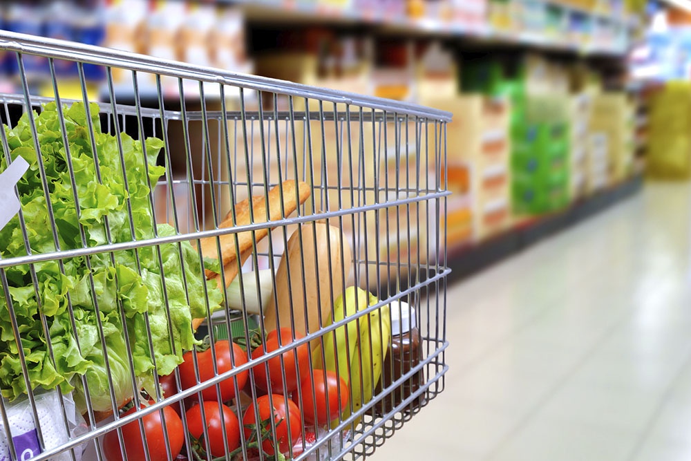 корзина с овощами и хлебом