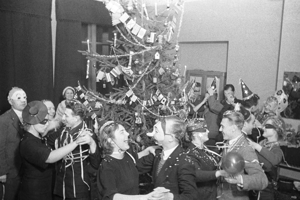 Новогодний вечер в одном из московских клубов. 1938 год.