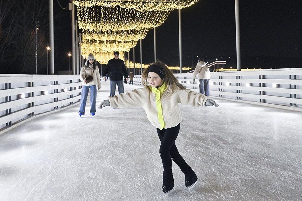 Девочка на катке с родителями