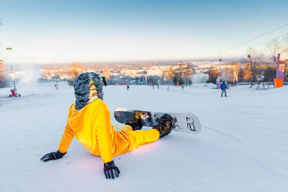 Сноубордист перед спуском на склоне комплекса "Пужалова гора" во Владимирской области