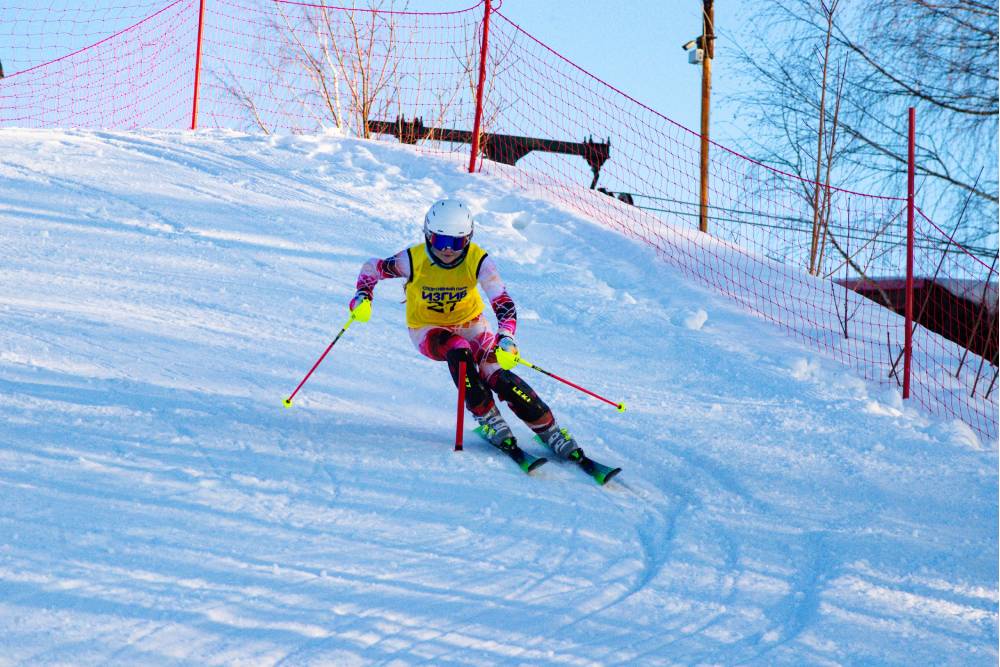 Участник соревнований по горным лыжам в ярославском "Парке Изгиб"
