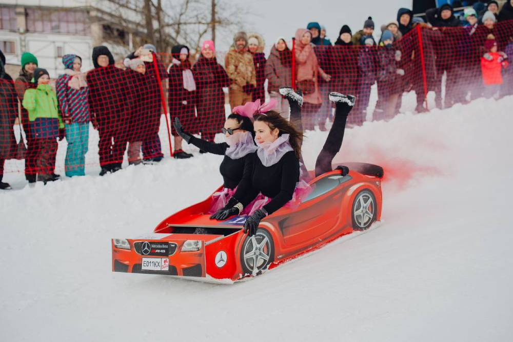 Девушки съезжают на санях-машине в калужском горнолыжном комплексе