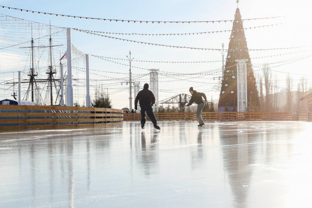 Люди катаются в Воронеже на набережной водохранилища.