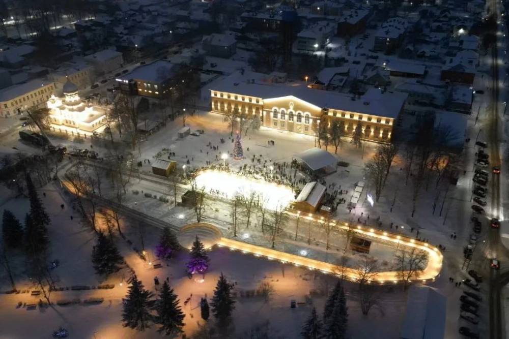 Вид с высоты на главный каток Ярославля.