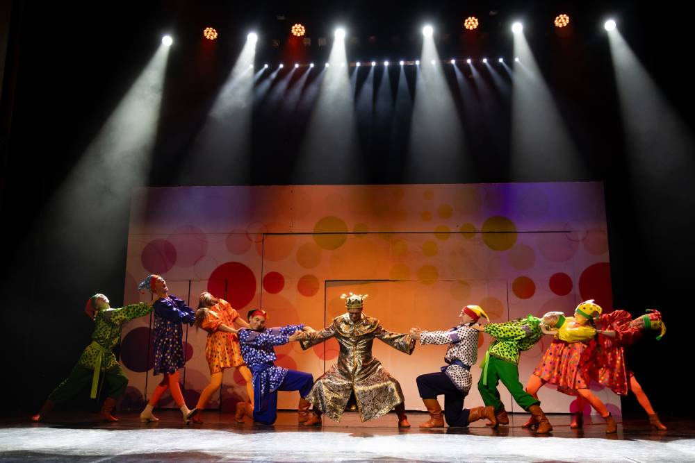 Фрагмент спектакля "Царь Горох и молодильные яблоки" в Воронежском театре драмы