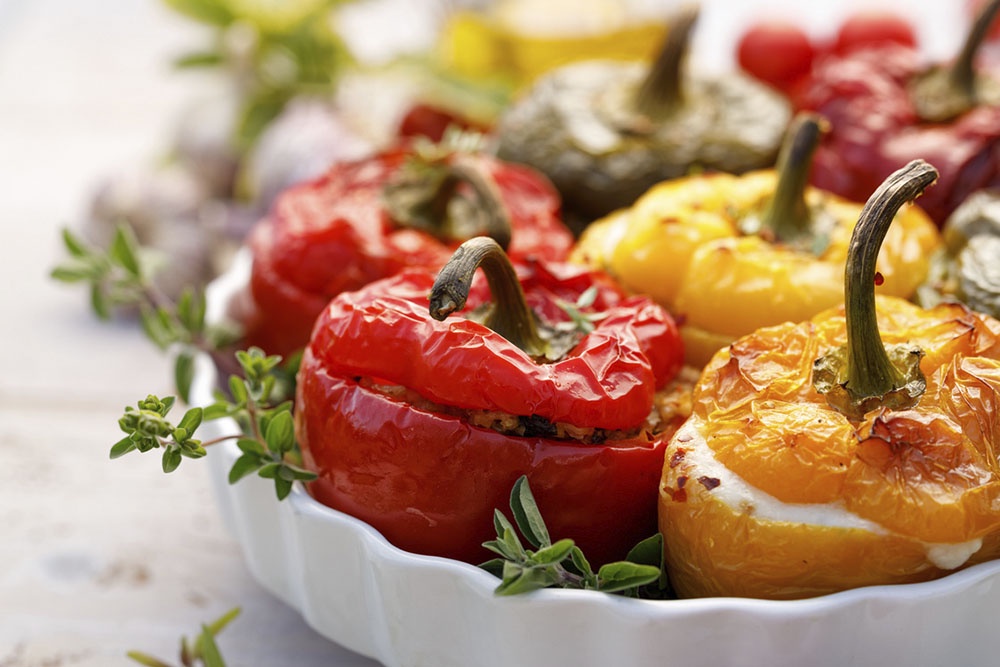 Фаршированные перцы в сырно-овощном соусе
