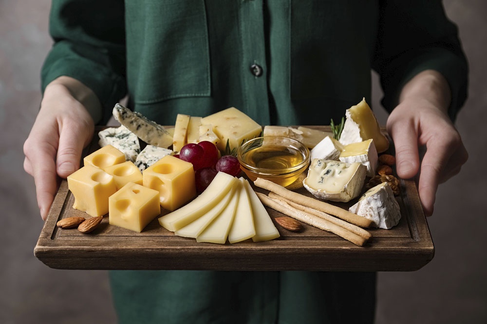 Человек падает на разделочной доске сырную нарезку 