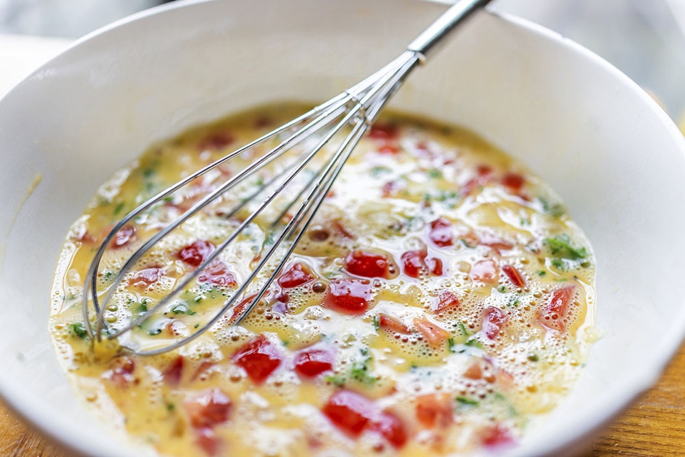 Взбитый омлет с овощами и сыром либо запеканка с остатками горячего и овощей