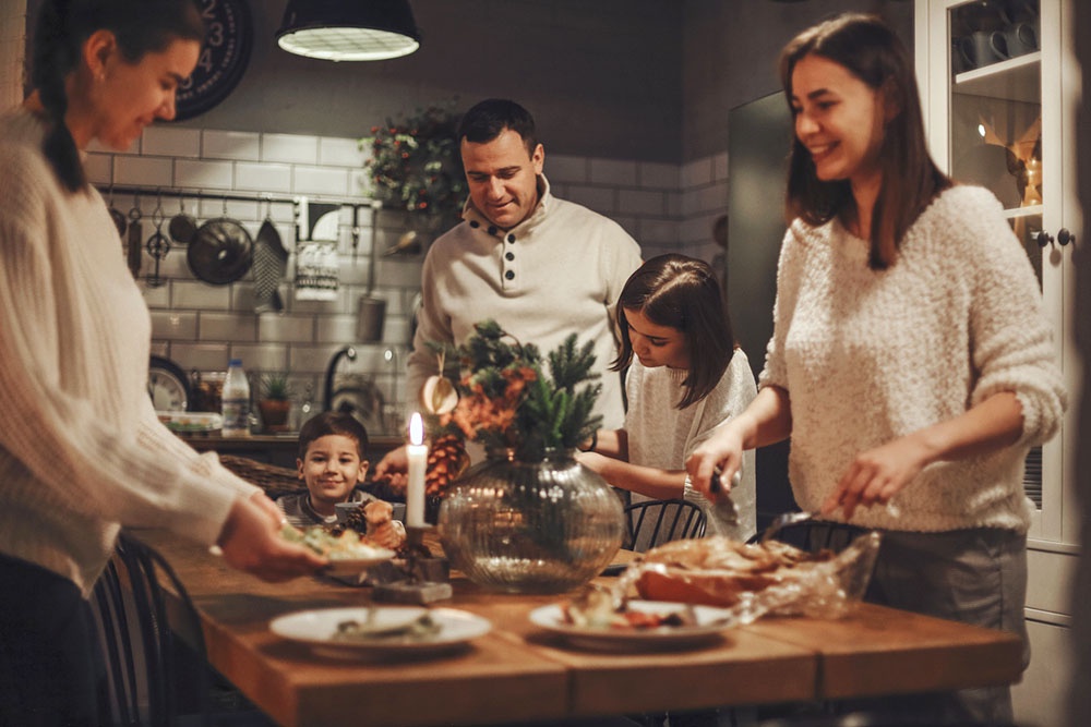 семья готовит еду для новогоднего праздника - Старый новый год