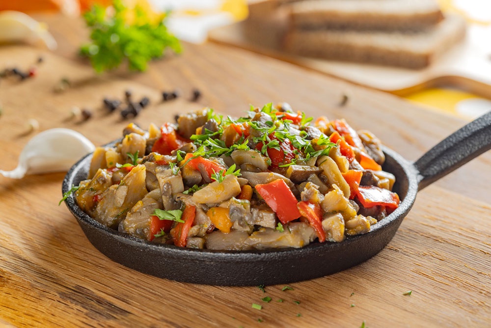 Овощное рагу с грибами и пряностями