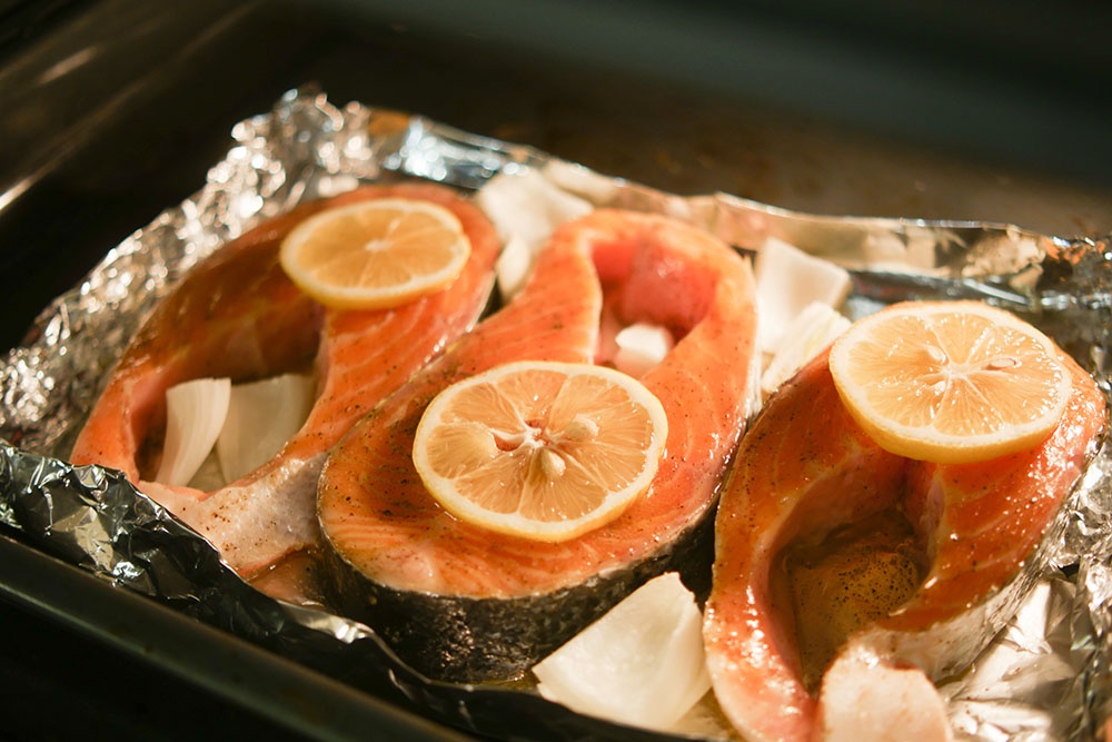 Лосось, запеченный с лимоном и травами