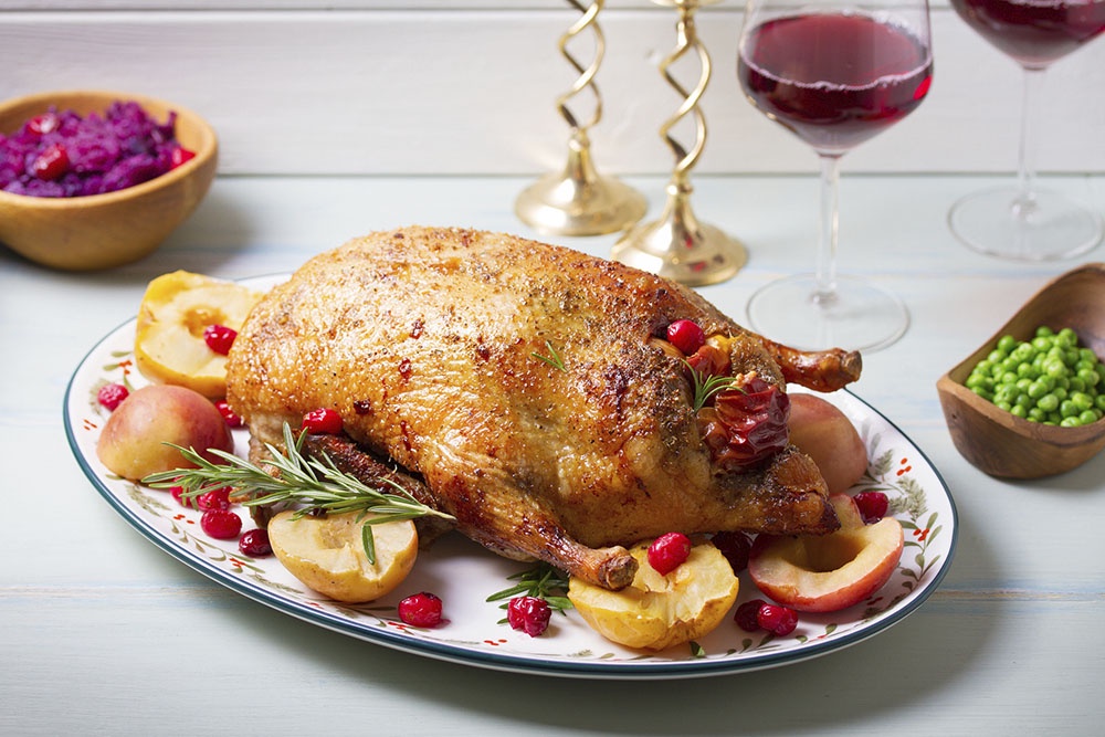 Гусь с яблоками и клюквой